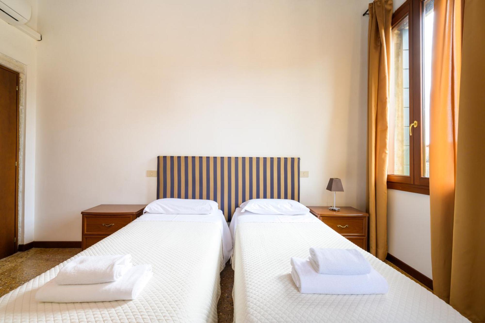 San Trovaso Apartment Venesia Bagian luar foto